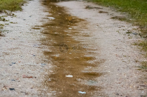 雨中泥沙路上的脚踏在沙滩上图片