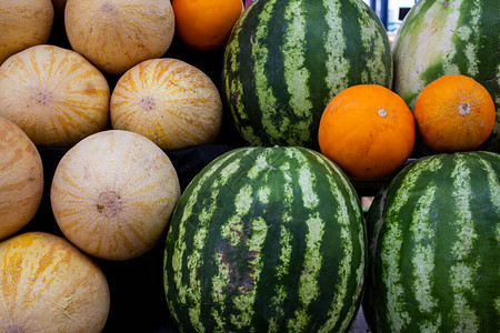 农贸市场西瓜甜瓜柜台上鲜艳的水果蔬菜是维生素的来源和增强免疫力的健康理念自然增强图片
