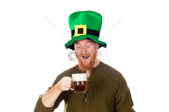 红头人拿着一顶大绿帽子喝着孤立在白图片