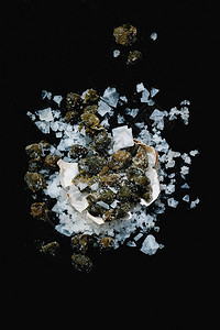 盐土和海水盐晶体堆积在石板图片