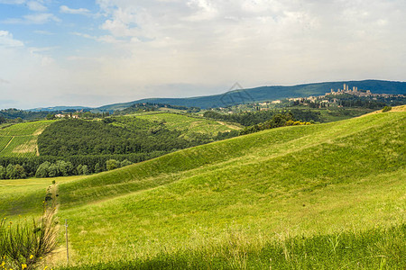 在意大利托斯卡纳州锡耶纳的PoggibonsiSieenaSanGimignano和SanGimignano附近的Chianti图片