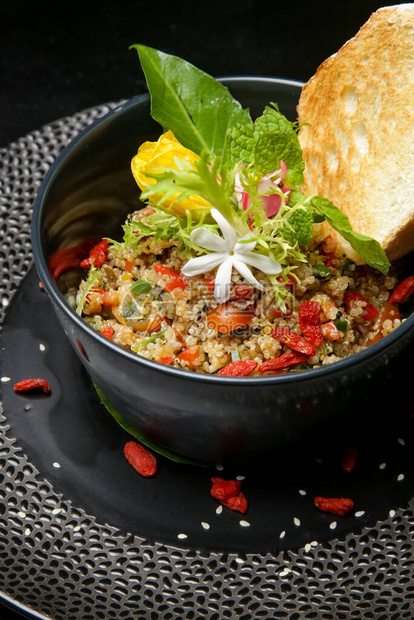 健康有机quinoa沙拉现代创意餐厅精美菜盘高图片