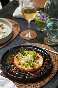 精致的菜精美装饰健康有机食品现代创意餐厅用沙拉叶和枸杞装饰的白萝卜图片