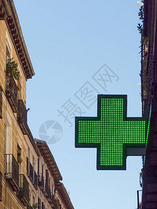 建筑物中的绿十字背景图片