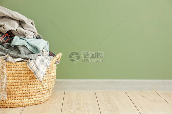 地板上有脏衣服的篮子图片
