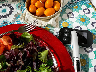 包括新鲜生蔬菜和水果健康有机蔬菜桌子健康饮食概念及糖尿病等食用甘蔗测量仪请访问InfoFin图片