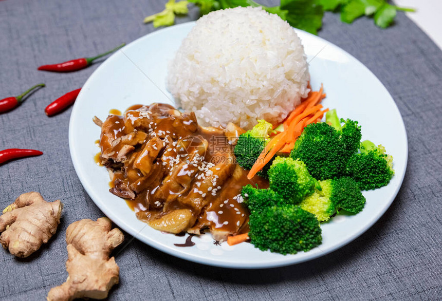 中餐田地鸡肉鸡排和绿花椰菜大图片