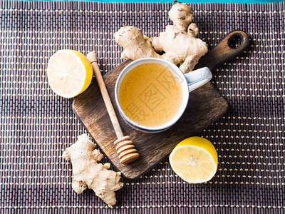 含蜜的柠檬姜热茶饮料作为天然药方秋图片