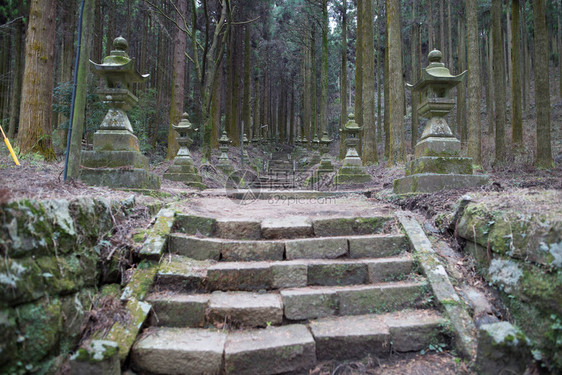 在山中安静地作为动画舞台的神社图片