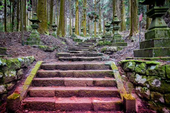 在山中安静地作为动画舞台的神社图片