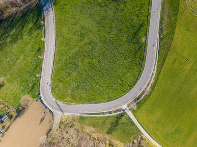 通过农村地区的道路鸟瞰图柏油路旁的草地穿越乡村公图片