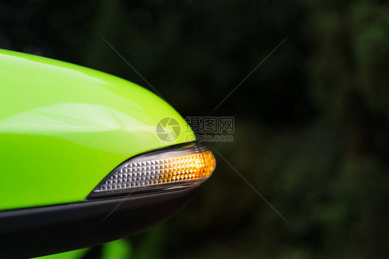 将信号或闪光灯在现代绿色汽车图片