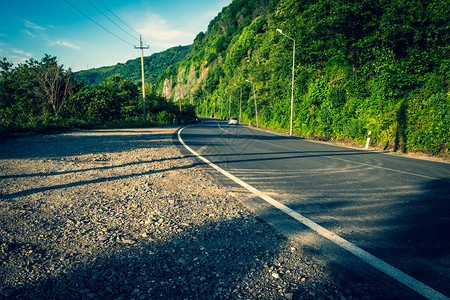 山上的荒废道路废弃的公路突然转弯图片