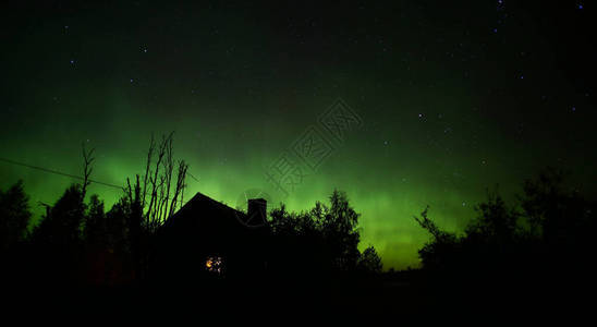 北极光在晚上的房子图片