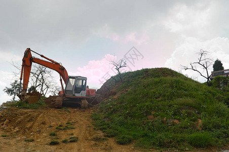 沙巴越南SaPa山丘上有重型机械设备的建筑工地背景