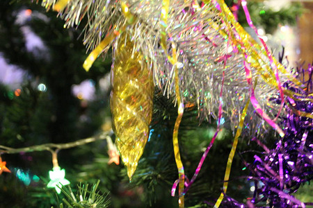 圣诞树上有闪亮的装饰品图片