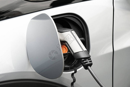 充电站的电动汽车或电动汽车插入电源线图片