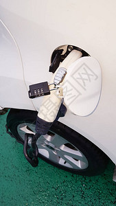 电动汽车充电站关闭电源插入电动汽车充电挂锁图片