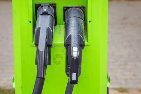 电动汽车或电动汽车在充电站插入电源线环保图片