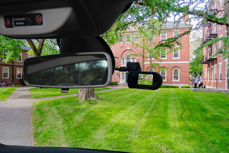 透过美国桥哈佛大学校园的挡风玻璃上安装的破摄像头照相机图片