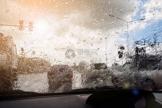 运送重雨天的交通在车窗内用雨滴从路图片