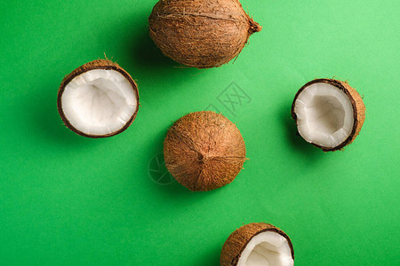 绿色平原背景的椰子水果抽象粮食热带概图片