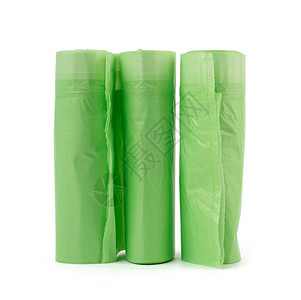 三卷带绿色塑料袋的垃圾箱白色背图片