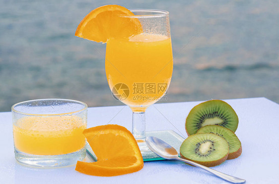 美味早餐橙汁和片带种子的绿色千维菜图片