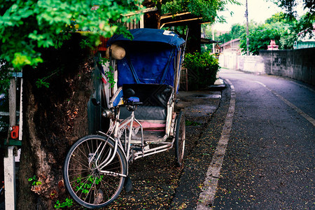 农村路边的三轮车图片