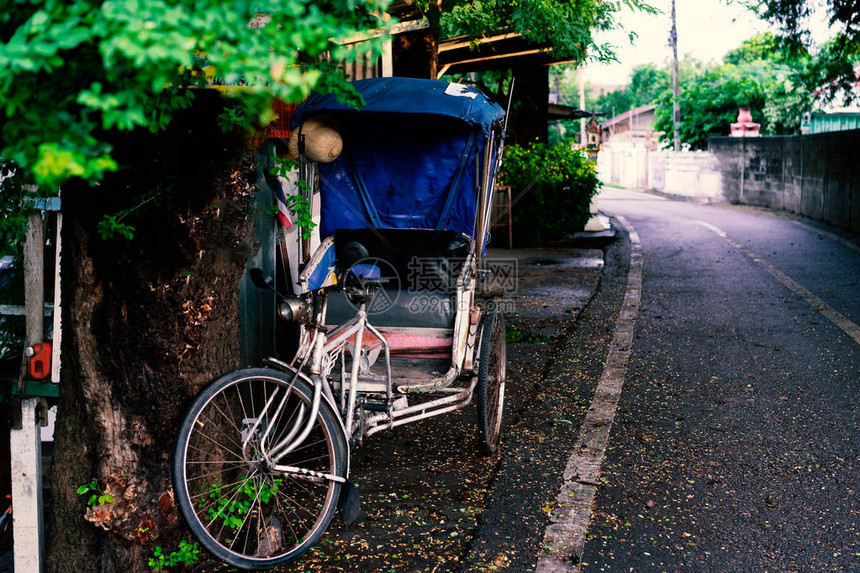 农村路边的三轮车图片