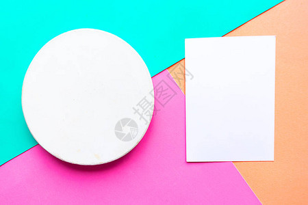 几何粉色绿色和橙色柔和背景上的圆形样机模板和白色样机空白最小的概念复图片