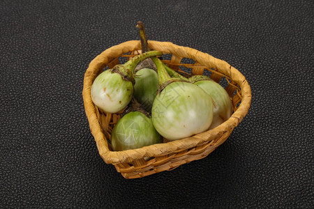 亚洲小型绿色茄子背景图片