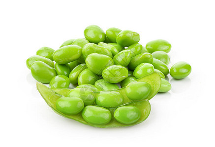 白背景上孤立的绿色大豆种子图片
