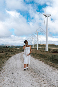 孕妇在西班牙加利西亚的风力涡图片