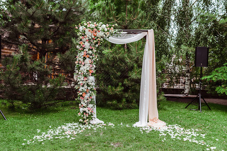 婚礼仪式的方形拱门夏日露天婚礼图片