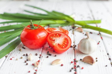 新鲜西红柿加香料木本底有机健康食品绿大蒜夏图片