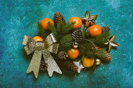 圣诞成份包括橘子小麦和青蓝背景的松饼图片