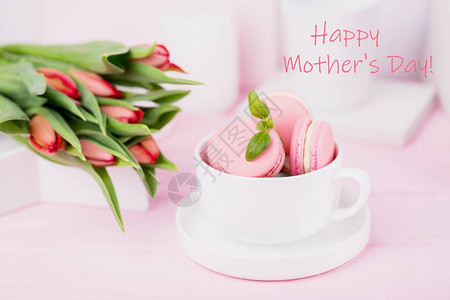母亲节快乐日的概念笔记文字单词粉红面纱和彩色背图片