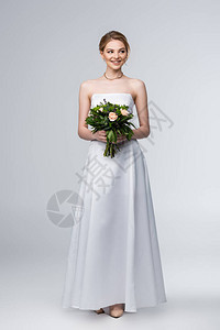 穿着白色婚纱带着灰色鲜花图片