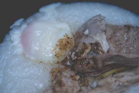 煮鸡蛋和猪肝的米粥泰国菜图片