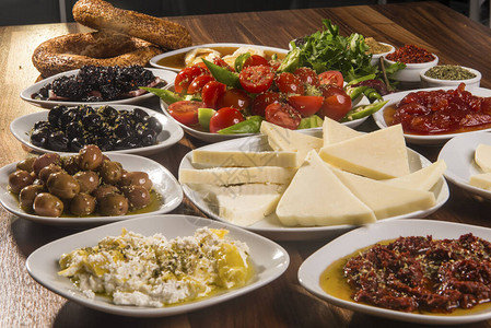 旅行概念用传统的土耳其早餐建立起传统图片