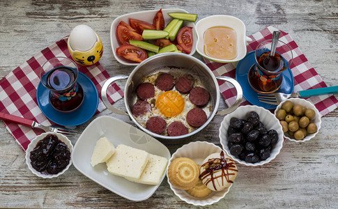 旅行概念用传统的土耳其早餐建立起传统图片