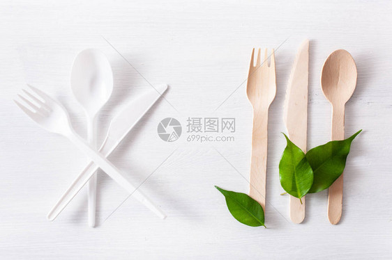 无害塑料制塑板和生态友好型木制餐具图片