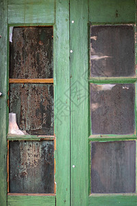 旧绿色的腐烂木窗图片