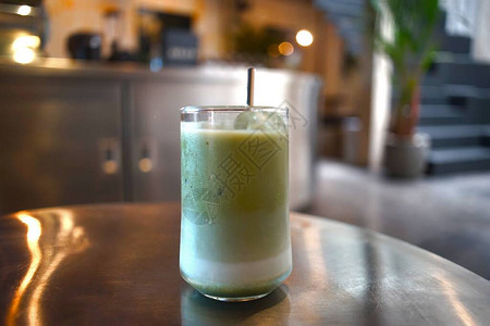 绿茶奶茶咖啡馆里的冰绿茶牛奶背景
