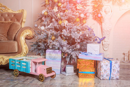 礼物在圣诞树下和圣诞节圣诞礼图片