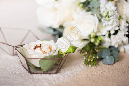 在美丽的盒子和花束中的两个结婚戒指订婚主题爱情宣言婚礼当背景图片