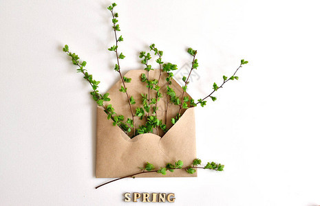 含有信封和绿色twigson白色背景的春季成分用木字母图片