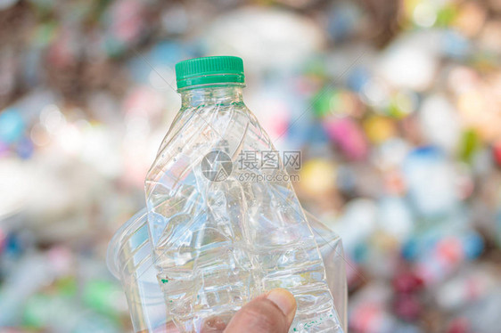 手握显示可回收塑料用于再循图片