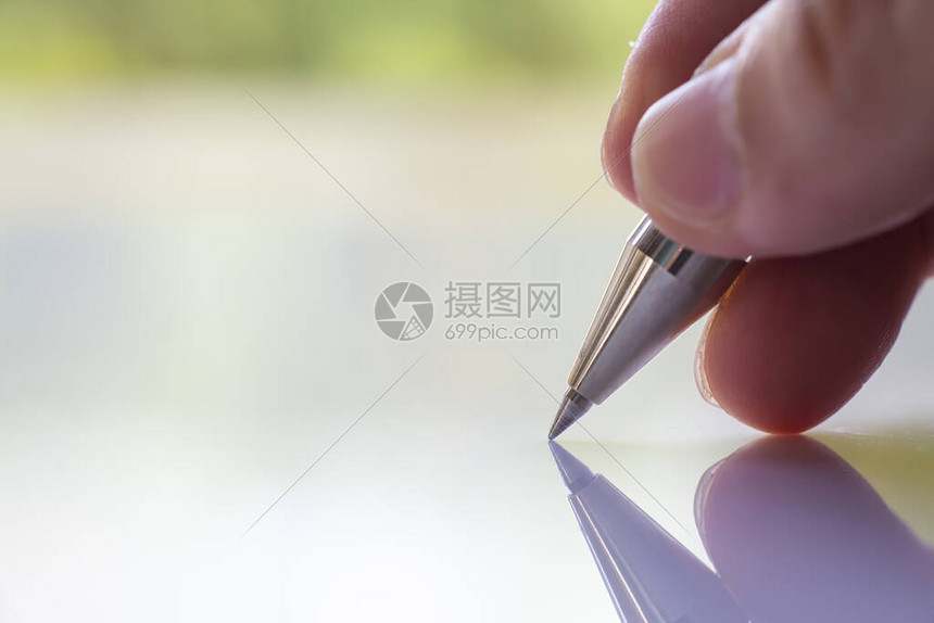 女右手握不锈钢凝胶墨水笔或圆珠笔高清图片下载-正版图片504291524-摄图网